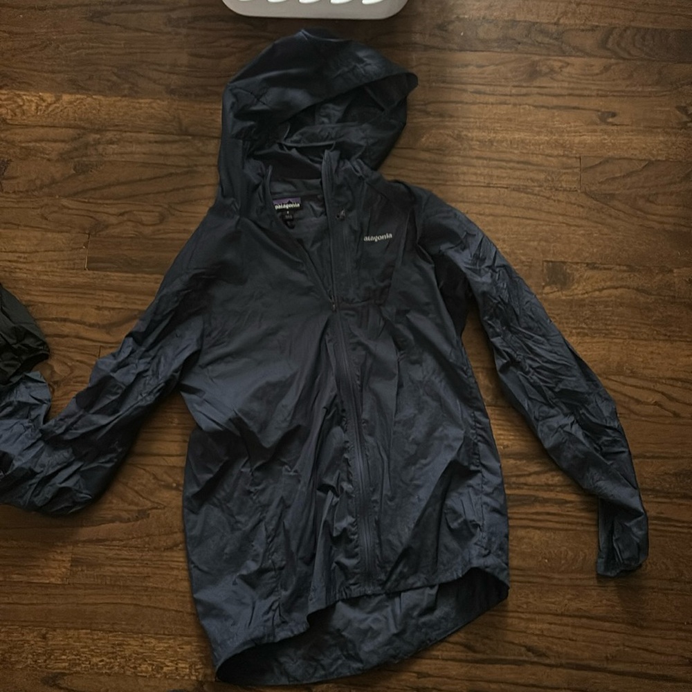 Patagonia barely worn size medium, navy blue wind jacket